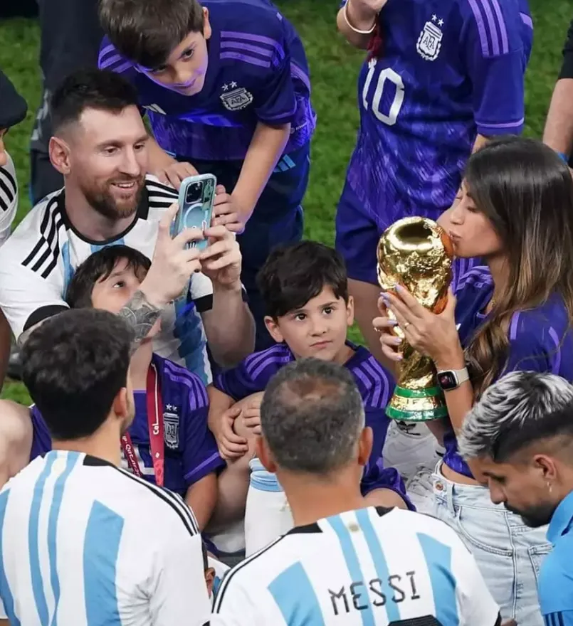 Cư dân mạng thích thú với khoảnh khắc Messi chụp hình cho nóc nhà sau khi nhận cúp
