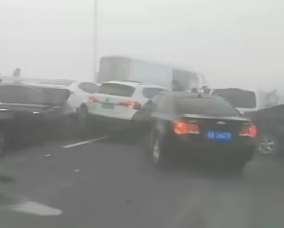 Kinh hoàng 200 ô tô tai nạn liên hoàn trên cầu do sương mù dày đặc