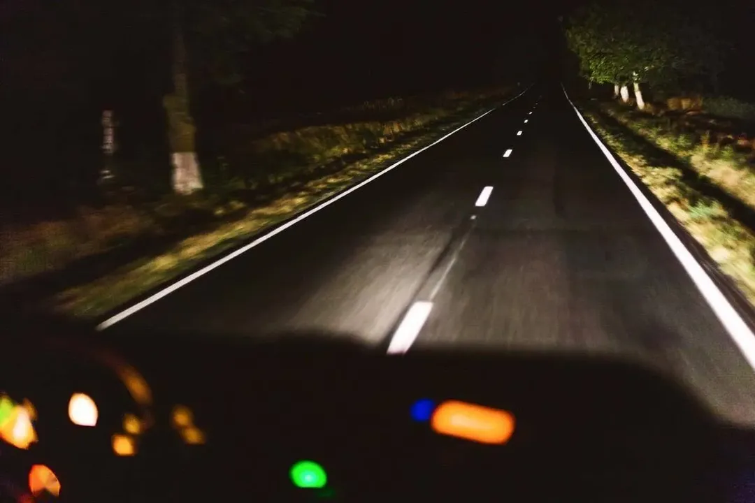 8 lời khuyên vàng ngọc khi lái xe ban đêm của các tài xế kỳ cựu, làm được như vậy bao lời luôn!