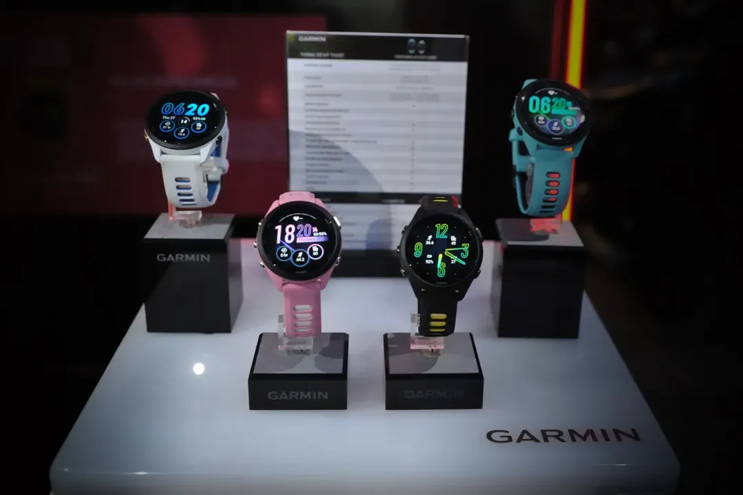 Garmin ra mắt bộ đôi đồng hồ chạy bộ GPS trang bị màn hình AMOLED đầu tiên thế giới cùng hàng loạt tính năng chuyên nghiệp  
