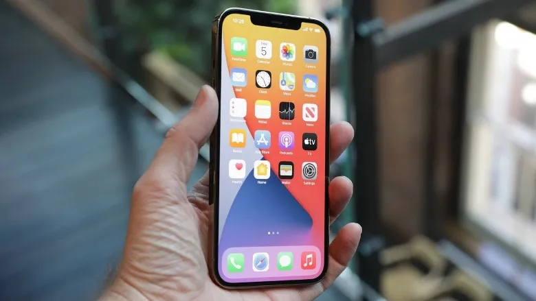 So sánh hiệu năng và giá bán của iPhone 12 Pro Max với Galaxy S22 Ultra trong năm 2023