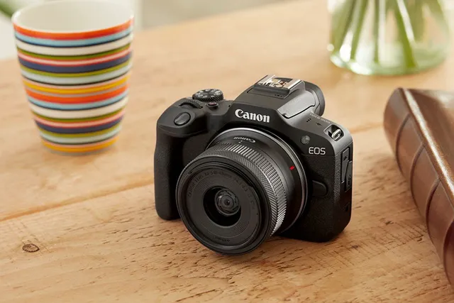 Canon EOS R100 ra mắt: máy ảnh mirrorless nặng chỉ ngang lon nước ngọt, hợp cho người mới bắt đầu