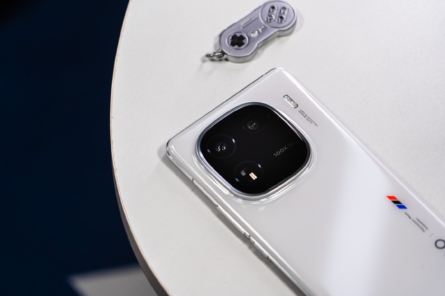 Thêm một smartphone trang bị Snapdragon 8 Gen 3 trình làng: camera zoom 100X, giá chỉ từ hơn 13 triệu đồng