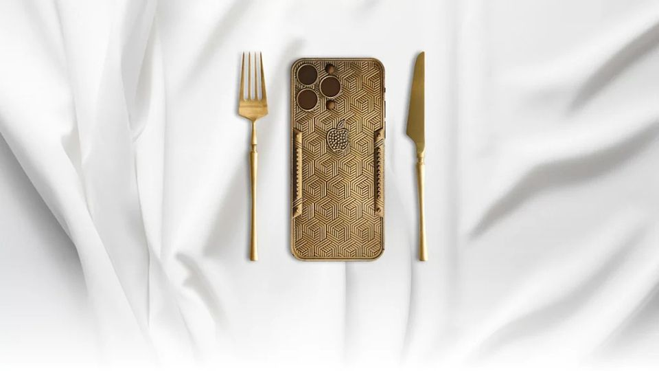 Caviar ra mắt iPhone 15 Pro Max mạ vàng phiên bản ăn được, giá bằng luôn hàng real
