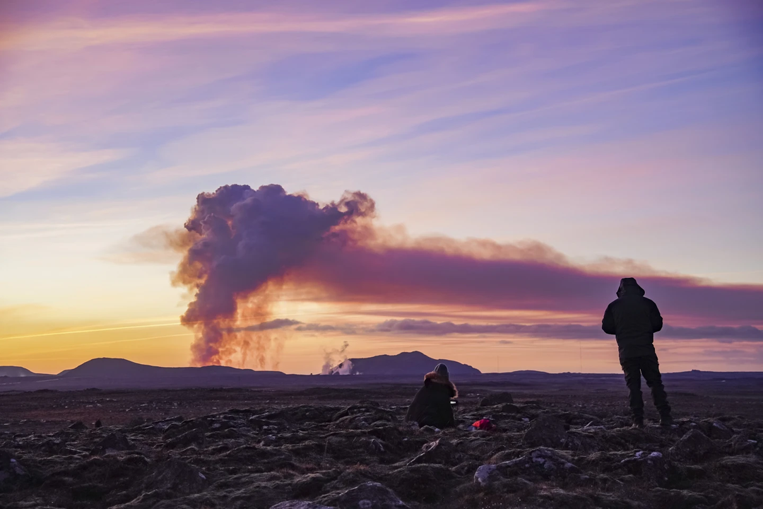 Núi lửa phun trào ở Tây Nam Iceland, dung nham tràn vào thành phố và nuốt chửng các tòa nhà