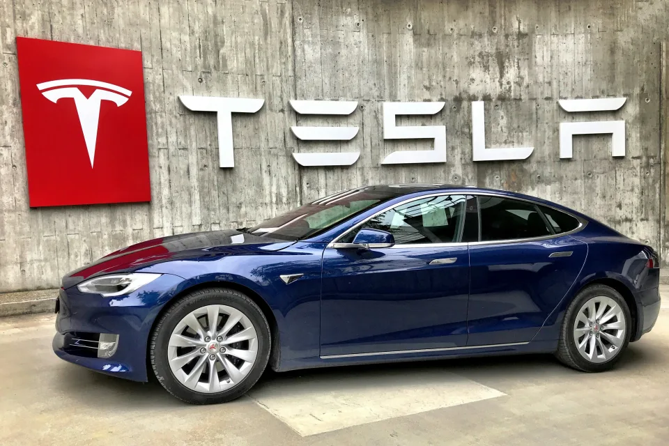 Tesla tiếp tục triệu hồi 200.000 xe