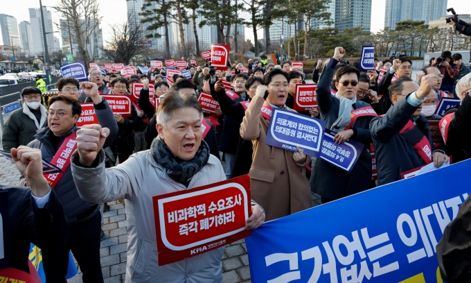 Hàn Quốc tăng mạnh chỉ tiêu tuyển sinh trường y, bất chấp bác sĩ đình công