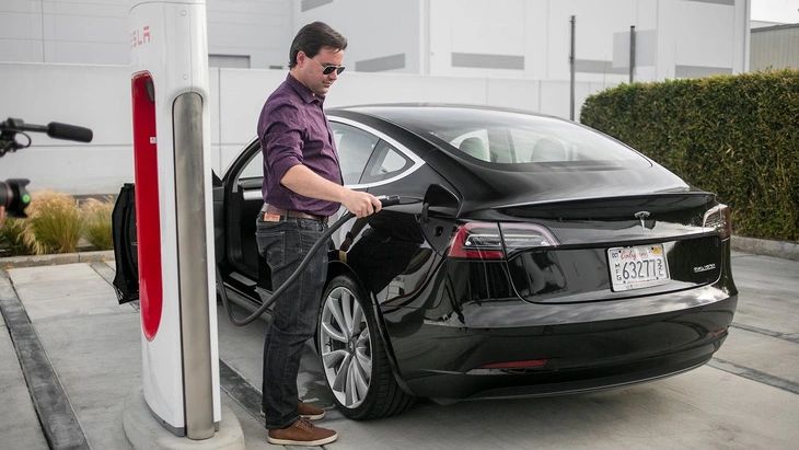 Tesla gây sốc với cả làng ô tô: Sa thải toàn bộ nhân viên lĩnh vực sạc xe điện