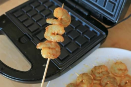 Cách nướng tôm độc đáo trên máy làm bánh waffle