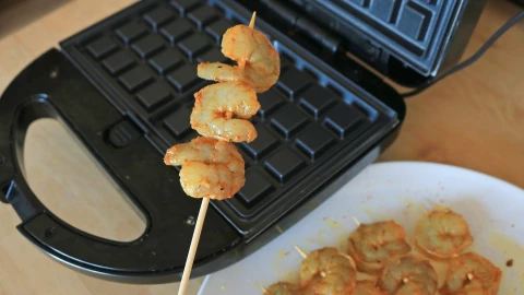 Cách nướng tôm độc đáo trên máy làm bánh waffle