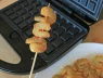 Cách nướng tôm độc đáo trên máy làm bánh waffle