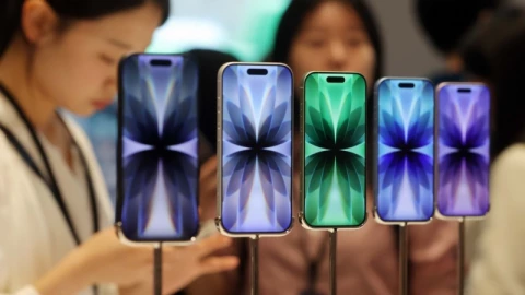 Vì sao iPhone 17 càng thành công vang dội, Samsung và LG càng "mừng như bắt được vàng"?