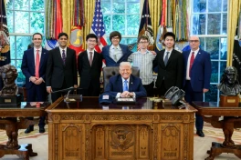 Tổng thống Trump tiếp đội tuyển Olympic Vật Lý Hoa Kỳ. Bạn thấy có gì đặc biệt?