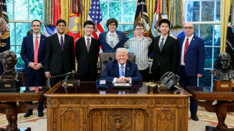 Tổng thống Trump tiếp đội tuyển Olympic Vật Lý Hoa Kỳ. Bạn thấy có gì đặc biệt?