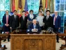 Tổng thống Trump tiếp đội tuyển Olympic Vật Lý Hoa Kỳ. Bạn thấy có gì đặc biệt?