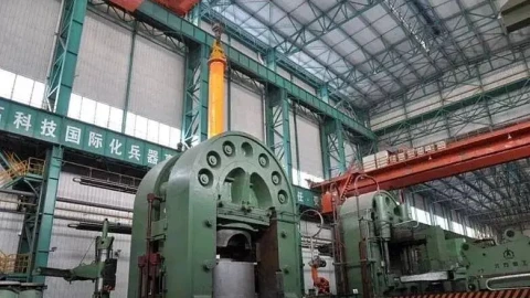 Chiếc máy ép khuôn 36.000 tấn nặng như tòa nhà bốn tầng đã thay đổi ngành sản xuất công nghiệp như thế nào?