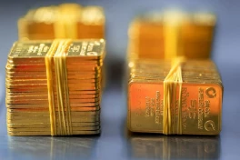 Giá vàng vượt mốc chưa từng có: Trung Quốc đang làm gì với USD?