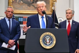 Ông Trump bất ngờ cảnh báo chị em mang thai đừng uống thuốc acetaminophen