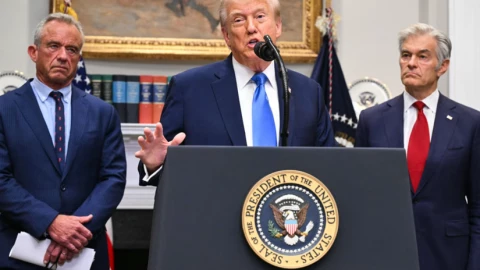 Ông Trump bất ngờ cảnh báo chị em mang thai đừng uống thuốc acetaminophen