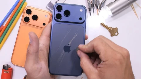 iFixit dùng kính hiển vi, thuê chuyên gia vật liệu tìm ra bản chất khiến iPhone 17 Pro/Max dễ xước đến vậy