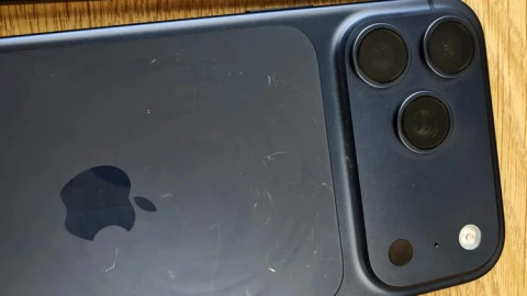 Apple chính thức phản hồi về vấn đề trầy xước của iPhone 17 Pro, đổ lỗi cho một phụ kiện