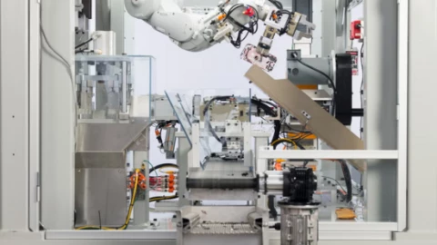 Cách mạng tái chế: robot “ăn iPhone” biến rác thải thành vàng!