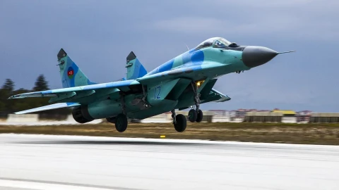 Ukraine đang phải vay cả “máy bay cổ” để tiếp tục cuộc chiến