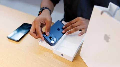 Foxconn bị cáo buộc giữ lương, ép công nhân làm đêm để gấp rút sản xuất iPhone 17