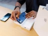 Foxconn bị cáo buộc giữ lương, ép công nhân làm đêm để gấp rút sản xuất iPhone 17