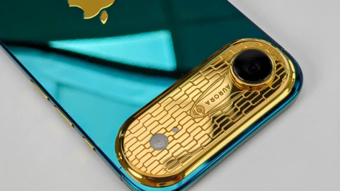 Xuất hiện chiếc iPhone Air Aurora xanh ngọc lục bảo giá gần 200 triệu đồng, có cả vàng 24K, do người Việt chế tác