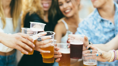 Gen Z “quay lưng” với bia rượu: Lối sống lành mạnh lên ngôi?