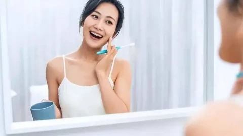 Không đánh răng trước khi ngủ hay ăn sáng: cái nào tệ hại hơn?