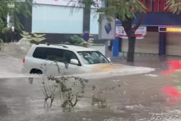Hà Nội ngập nặng, xe đặc chủng quân đội ứng cứu học sinh thoát điểm ngập sâu