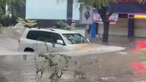 Hà Nội ngập nặng, xe đặc chủng quân đội ứng cứu học sinh thoát điểm ngập sâu