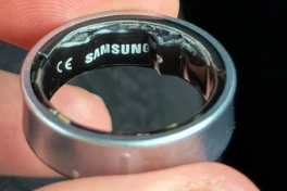 Nhập viện, lỡ chuyến bay vì nhẫn Samsung bị phồng pin