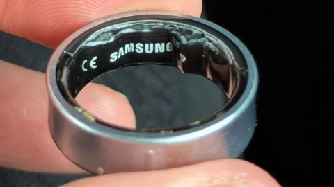 Nhập viện, lỡ chuyến bay vì nhẫn Samsung bị phồng pin