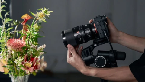 Sony ra mắt ống kính mới chuyên chụp marco