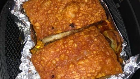 Đặt nhiệt độ chuẩn! Bí quyết nướng thịt ba rọi giòn rụm bằng nồi chiên không dầu 🐷🔥