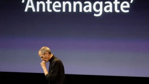 Lỗi “tụt sóng” iPhone 4 sau 15 năm đã được giải đáp