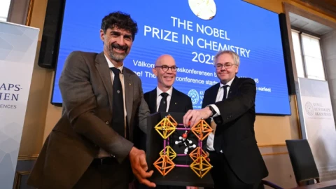Nobel Hóa học 2025 dành cho các nhà khoa học phát minh cấu trúc phân tử mới
