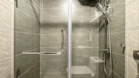 Cách vệ sinh kính nhà tắm sạch bóng không cần dùng đến VIM