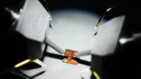 Trung Quốc chế tạo thành công chip kiến trúc lai silicon hai chiều đầu tiên trên thế giới. Điều đó có nghĩa gì?