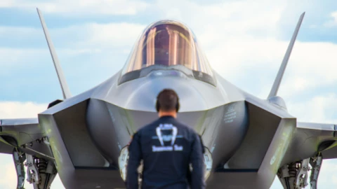 Canada mắc kẹt với kế hoạch F-35: mua thì chi phí tăng vọt, không mua lại rủi ro về kỹ thuật và chính trị