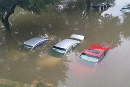 Ba điều đáng sợ nhất khi ô tô bị ngập lút trong bùn nước