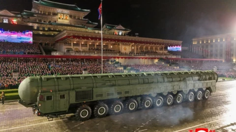 Thông số tên lửa đạn đạo liên lục địa (ICBM) Hwasong-20 Triều Tiên vừa công khai trong lễ diễu binh đêm qua
