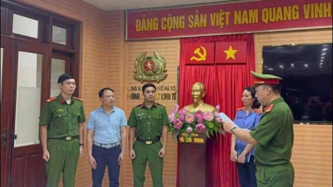 Hình ảnh Shark Bình tại cơ quan công an mới nhất