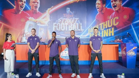 4 cựu danh thủ Manchester United vừa đến Việt Nam, cùng Tiger Beer tiếp nối hành trình bóng lăn máu lửa