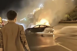 Video xe điện Xiaomi SU7 cháy ngùn ngụt sau khi đâm vào dải phân cách, điểm chí mạng lộ rõ?