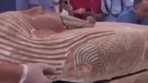 Ai Cập mở nắp quan tài 2500 năm trước, những gì bên trong đáng kinh ngạc