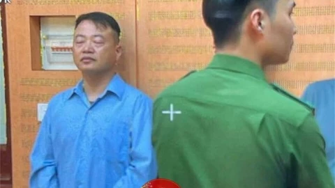 Hình ảnh Shark Bình và các đồng phạm bị khởi tố tại cơ quan công an